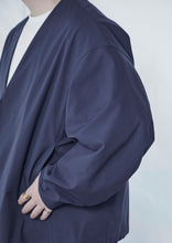 画像をギャラリービューアに読み込む, 【予約商品 8/15(木)19:00-発売】CLEAN TECH TWILL COLLARLESS JACKET NAVY
