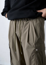 画像をギャラリービューアに読み込む, 【予約商品 12/8(月)18:00-発売】LIGHT SO STRETCH NYLON CARGO PANTS KHAKI
