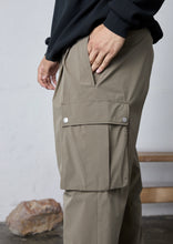 画像をギャラリービューアに読み込む, 【予約商品 12/8(月)18:00-発売】LIGHT SO STRETCH NYLON CARGO PANTS KHAKI
