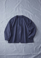 画像をギャラリービューアに読み込む, 【予約商品 8/15(木)19:00-発売】CLEAN TECH TWILL COLLARLESS JACKET NAVY
