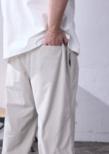 画像をギャラリービューアに読み込む, 【数量限定･予約商品 3/25(水)19:00-発売】THE CHINO WIDE PANTS LIGHT BEIGE
